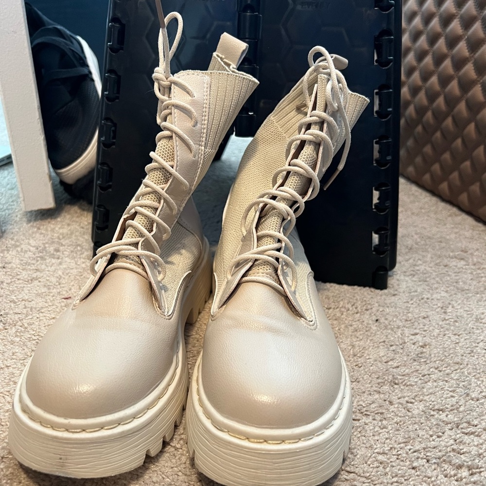 Stretchy combat boots